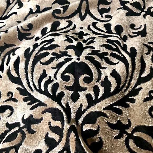 ⭐️🖤 UNIQUE 🖤⭐️ NWT eci Velvet Bell Sleeve Dress - Picture 4 of 14